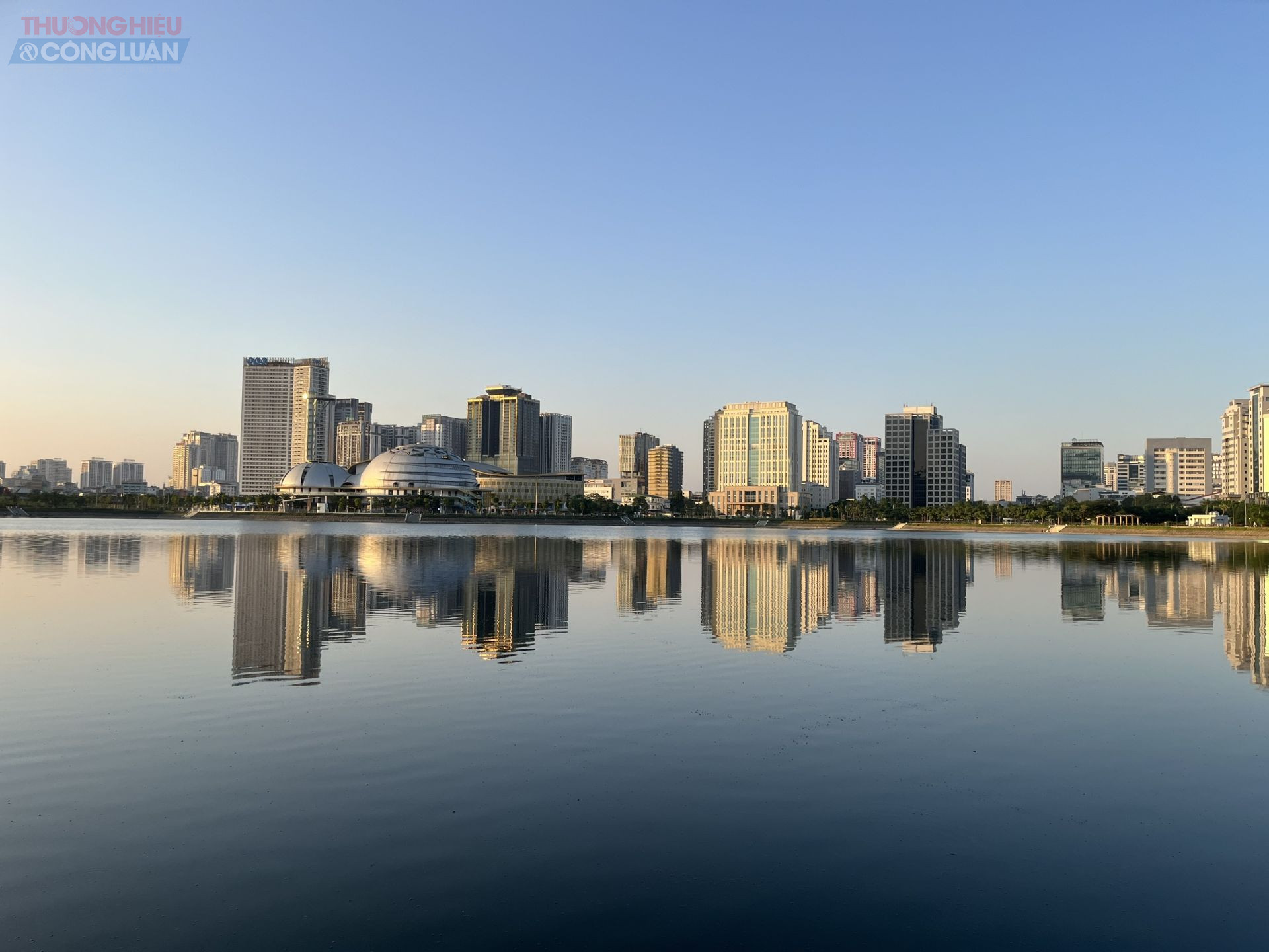 Tuy nhiên, trong thời gian dài, công viên rơi vào tình trạng xuống cấp nghiêm trọng. Cá chết nổi trắng mặt hồ bốc mùi hôi thối; rác thải ùn ứ nhiều ngày không được thu gom; cây cỏ mọc um tùm che kín lối đi, gây mất mỹ quan và tạo điều kiện cho côn trùng phát sinh.