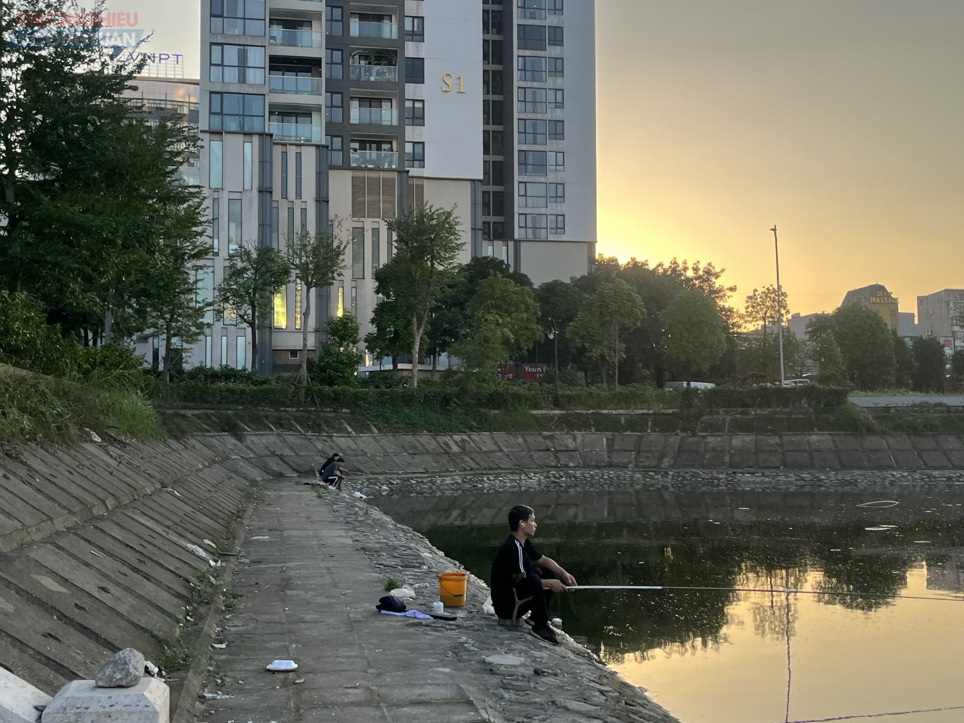 Mặt hồ điều hòa cũng đã được vớt sạch rác nổi, mùi hôi giảm rõ rệt.