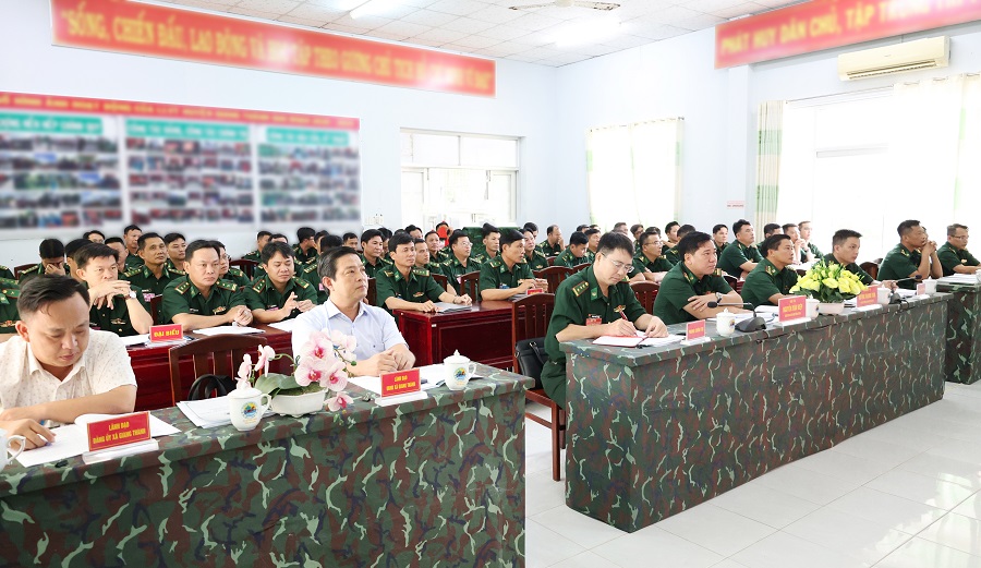 Đại biểu tham quan diễn tập chiến thuật Đồn Biên phòng cửa khẩu Giang Thành.