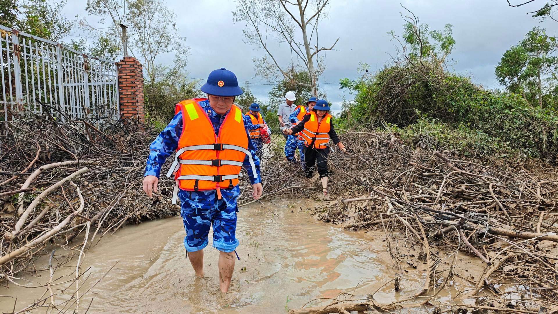 Những bước chân đi về phía nhân dân