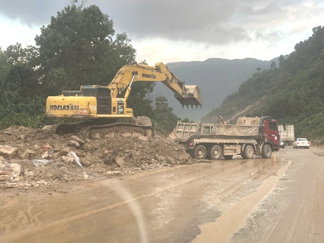 Cấm xe khách và xe tải từ 6 trục trở lên lưu thông trên cao tốc La Sơn – Hòa Liên