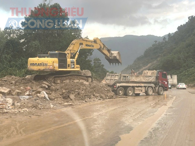 Các phương tiện cơ giới khắc phục sạt lở. Ảnh: Lê Dũng. Các phương tiện cơ giới khắc phục sạt lở. Ảnh: Lê Dũng.