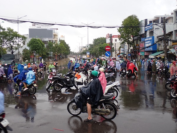 Lần đầu tiên nước lụt vào tới Mã Vòng, cổng Chùa Long Sơn, P. Tây Nha Trang