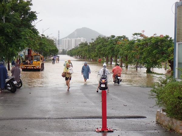 Nước sông Quán Trường dâng lên ngập đường vào Khu đô thị Thái Hưng