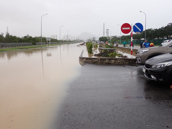 Ngập đường Võ Văn Kiệt (đoạn từ cầu vượt Ngọc Hội đến Tố Hữu)