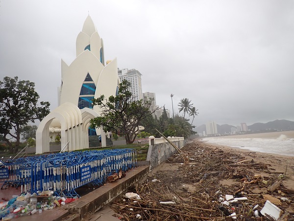 Rác theo sóng đổ về bãi biển đường Trần Phú Nha Trang (ảnh chụp bên cạnh Tháp Trầm Hương)