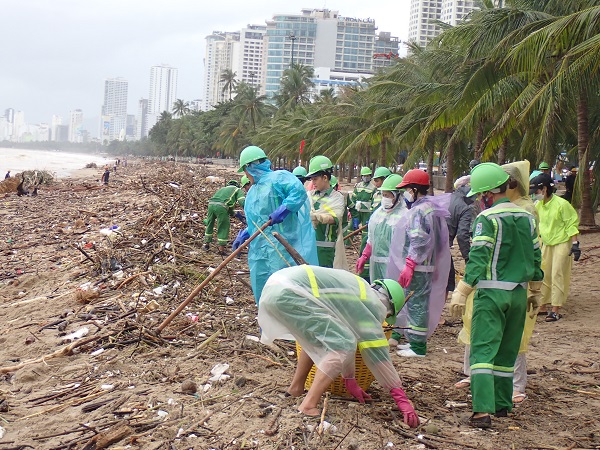 Dọc bãi biển đường Trần Phú, công nhân Công ty Môi trường Đô thị Nha Trang đang tập trung dọn hàng ngàn tấn rác, bãi biển không thể tắm được