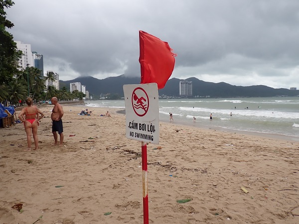 Bãi tắm khu Hòn Chồng sóng khá êm, một số du khách nước ngoài vẫn xuống tắm mặc dù có cảnh báo nguy hiểm