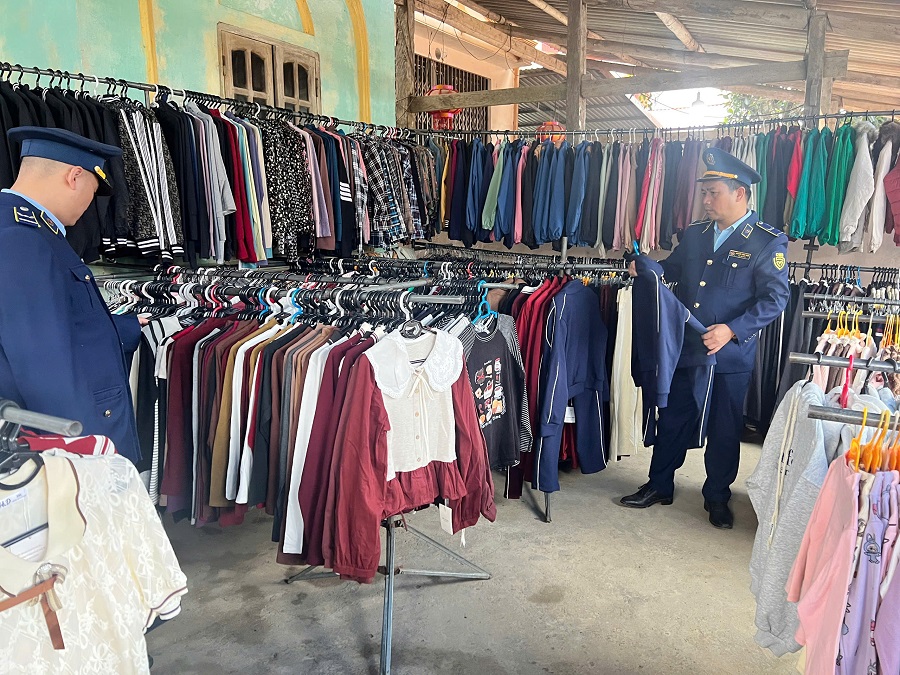 QLTT Lạng Sơn xử phạt vi phạm, siết chặt quản lý hàng lậu tại Chợ phiên Vạn Linh