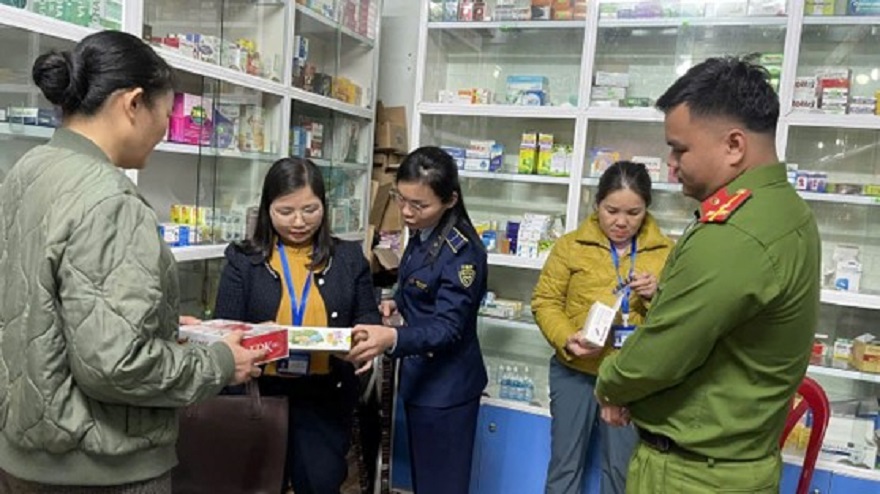 Lực lượng QLTT tỉnh Thái Nguyên phối hợp với lực lượng liên ngành tiến hành kiểm tra hàng hóa tại cơ sở kinh doanh trên địa bàn