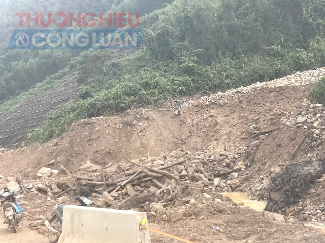 Đất đá tràn ra đường đã được dọn dẹp. Ảnh: Lê Dũng. Đất đá tràn ra đường đã được dọn dẹp. Ảnh: Lê Dũng.