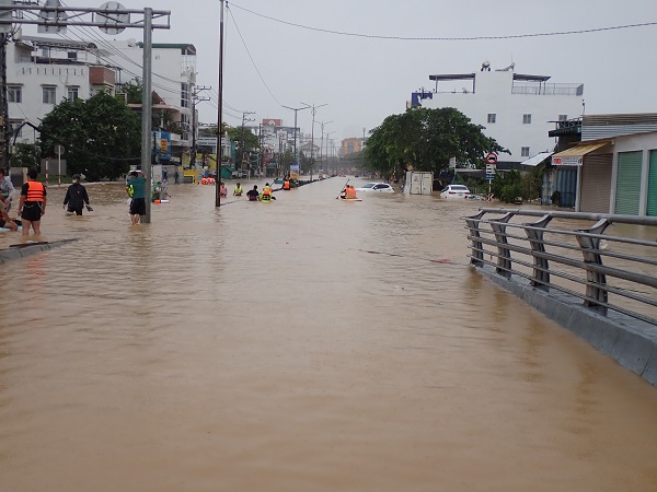 Đường 23/10 nước lụt ngập sâu như sông