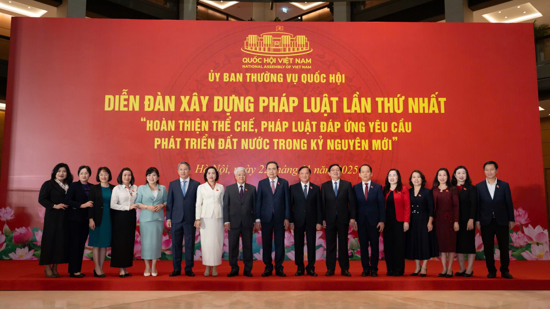 Chủ tịch Quốc hội Trần Thanh Mẫn và các đồng chí lãnh đạo, các đại biểu tham dự Diễn đàn Chủ tịch Quốc hội Trần Thanh Mẫn và các đồng chí lãnh đạo, các đại biểu tham dự Diễn đàn