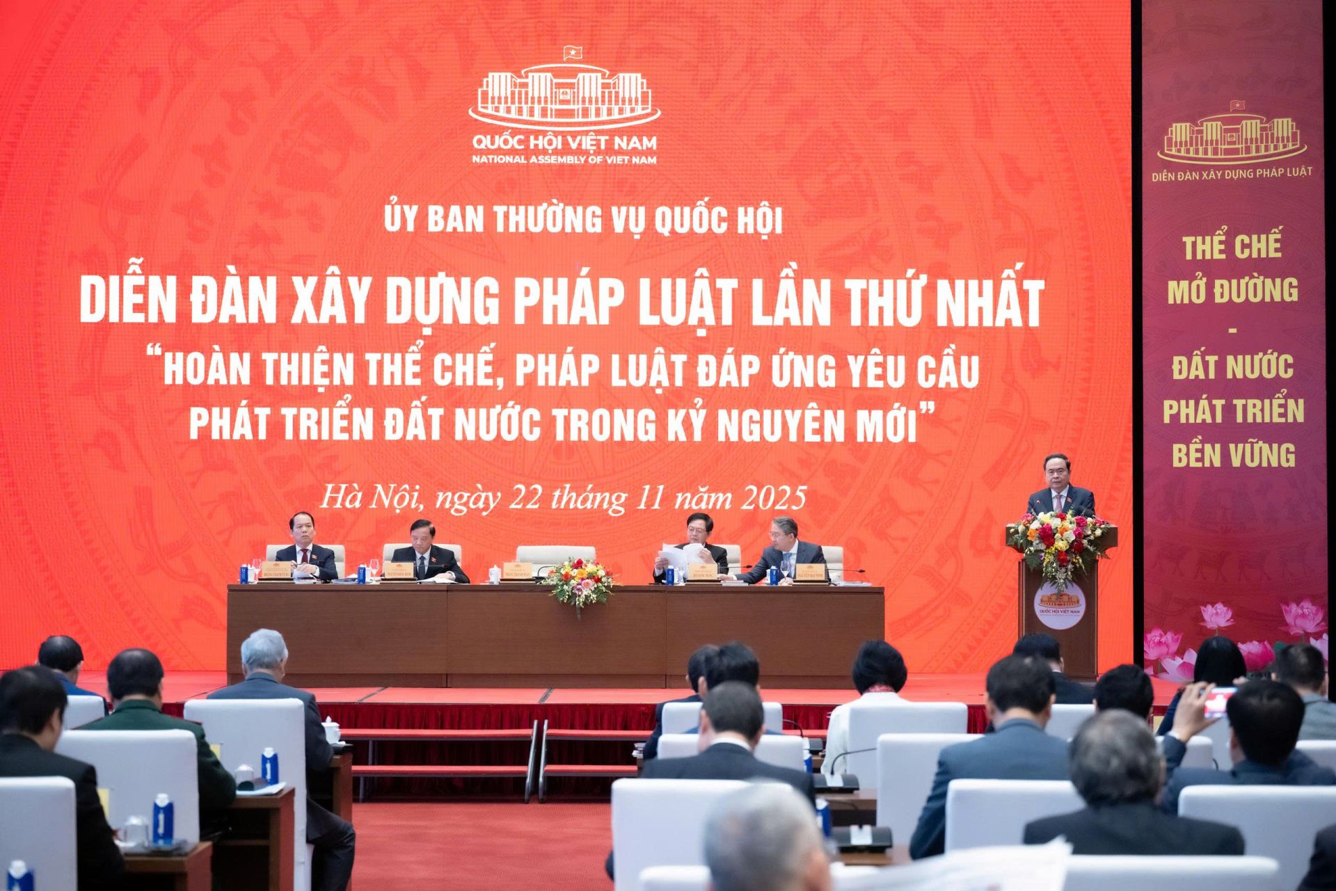 Chủ tịch Quốc hội Trần Thanh Mẫn phát biểu khai mạc tại Diễn đàn xây dựng pháp luật lần thứ nhất Chủ tịch Quốc hội Trần Thanh Mẫn phát biểu khai mạc tại Diễn đàn xây dựng pháp luật lần thứ nhất