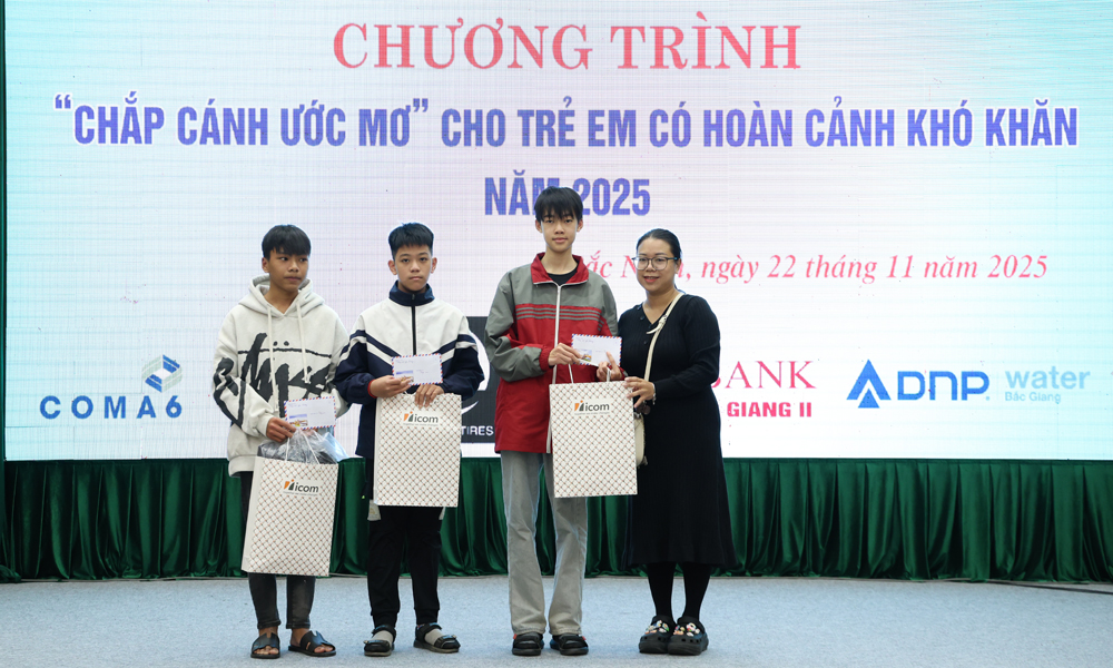 Đại diện nhóm Nhịp nối yêu thương Hà Nội trao hỗ trợ cho các em. Đại diện nhóm Nhịp nối yêu thương Hà Nội trao hỗ trợ cho các em.