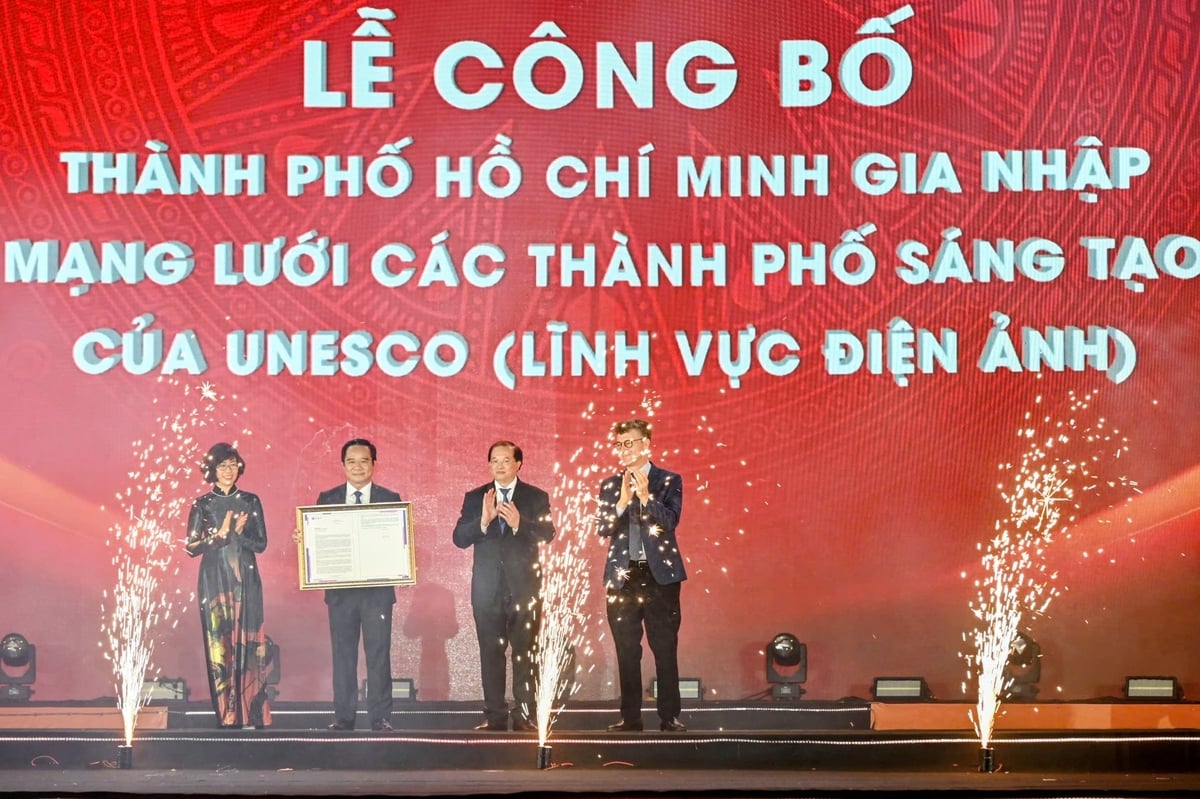 Chủ tịch UBND TP. HCM Nguyễn Văn Được đại diện TP. HCM nhận danh hiệu từ UNESCO.