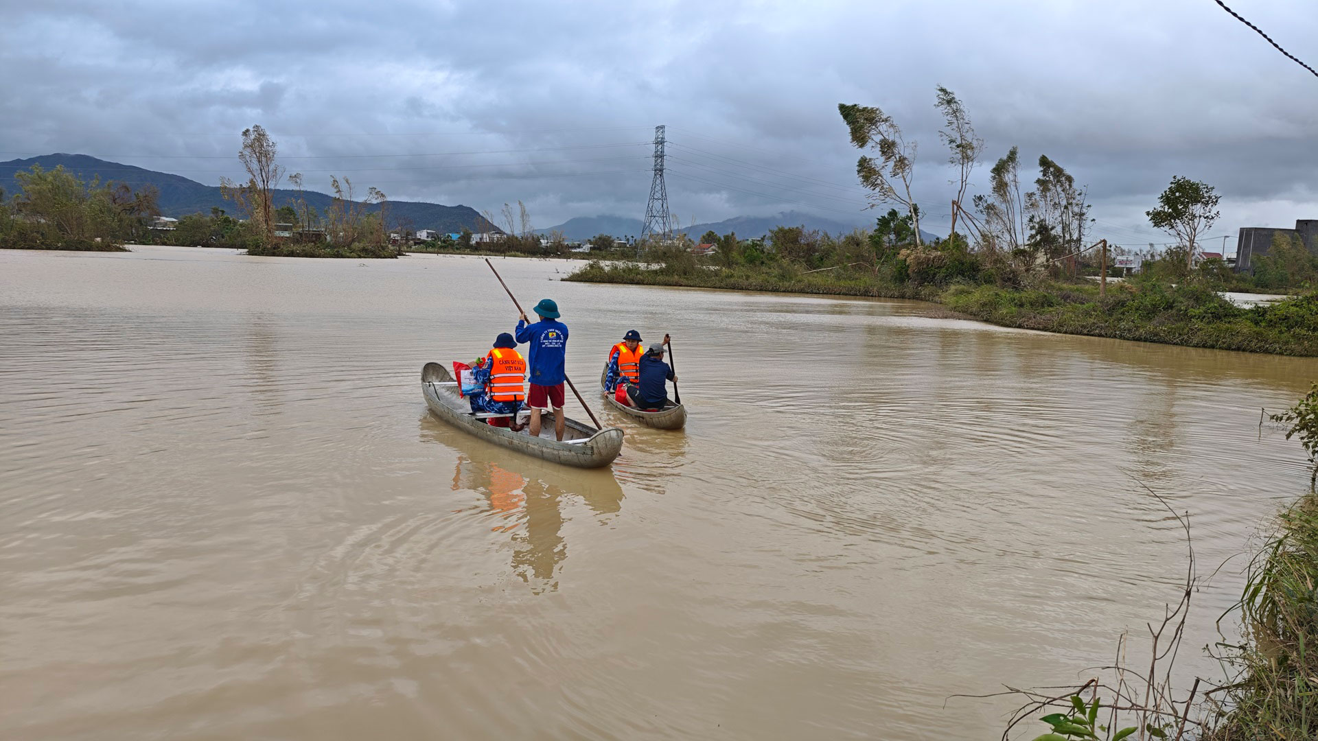 Cán bộ, chiến sĩ Vùng Cảnh sát biển 2 nhanh chóng tiếp cận, hỗ trợ người dân xã Tuy Phước kịp thời.