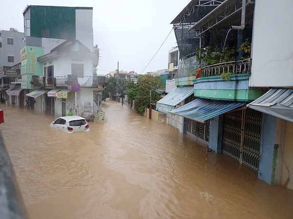 Chưa năm nào khu vực Ngọc Hội, đường 23/10 lại bị ngập sâu như năm nay