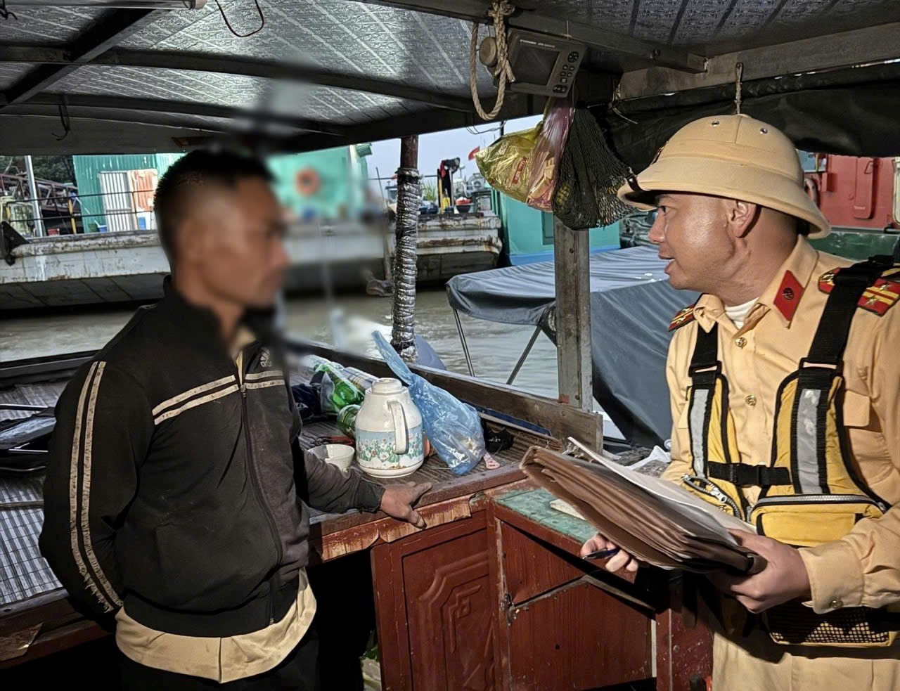 Đội Cảnh sát đường thuỷ số 1 – Phòng Cảnh sát giao thông phát hiện 04 trường hợp sử dụng dòng điện từ máy phát trên phương tiện vỏ sắt để khai thác thủy sản trái phép.