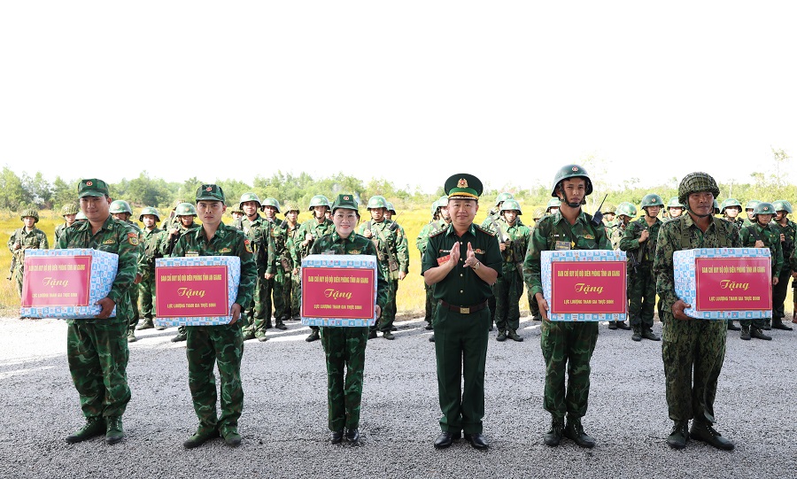 Đại tá Trần Ngọc Châu, Phó Chỉ huy trưởng - Tham mưu trưởng Ban Chỉ huy BĐBP tỉnh tặng quà động viên các bộ phận tham gia diễn tập.