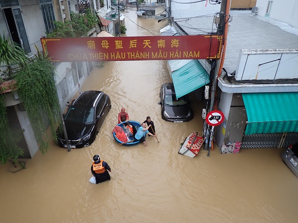 Đường vào chùa Thiên Hậu (P. Ngọc Hiệp cũ) ,P. Tây Nha Trang ngập sâu , nhà một tầng phải có lực lượng cứu hộ vào đưa người ra