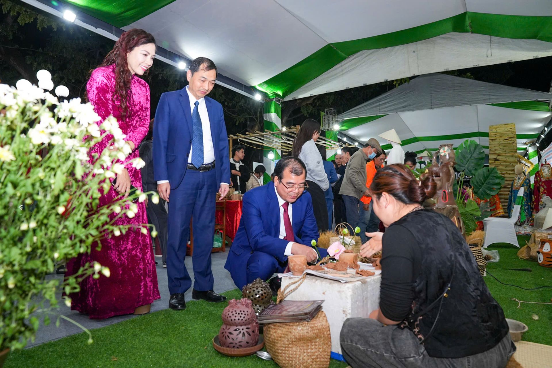 C&aacute;c đồng ch&iacute; l&atilde;nh đạo tham quan Triển l&atilde;m.