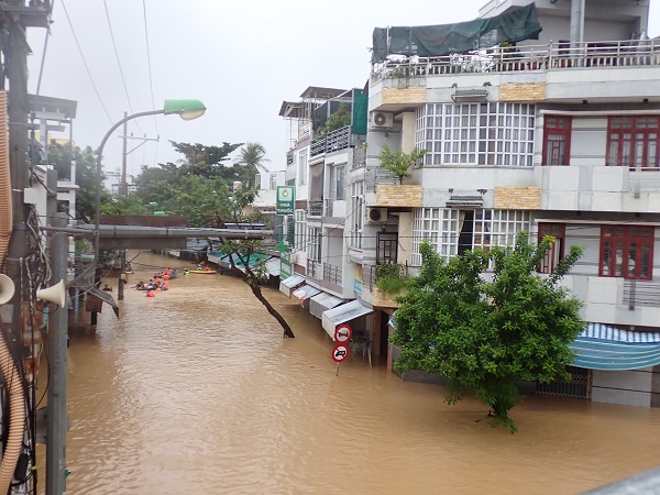 Đường Lương Đình Của (Hương lộ 45) nước ngập sâu hết tầng trêt, có đoạn ngập đến nóc nhà cấp 4