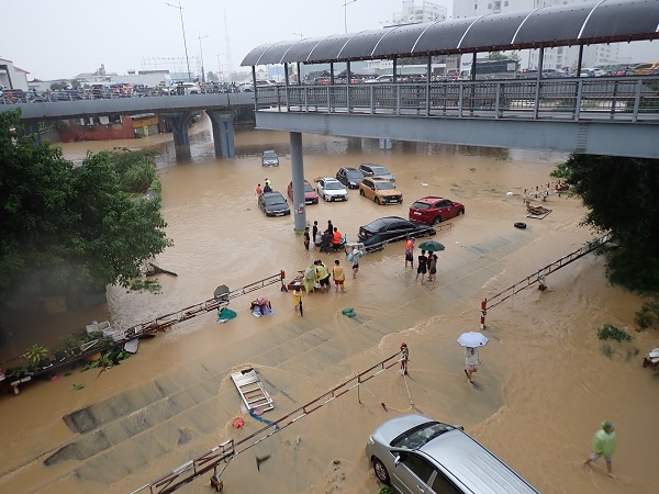 Dưới gầm cầu vượt Ngọc Hội, cao ngang đường sắt, có đường sắt chạy qua, nước lụt vẫn ngập xe