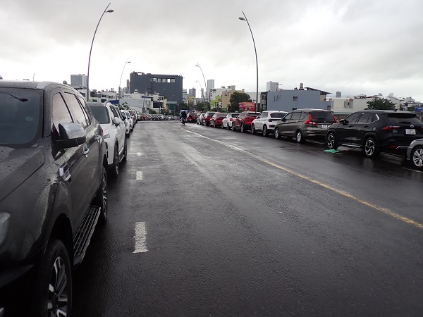 Xe chạy lên đậu trên cầu Phong Châu tránh lũ