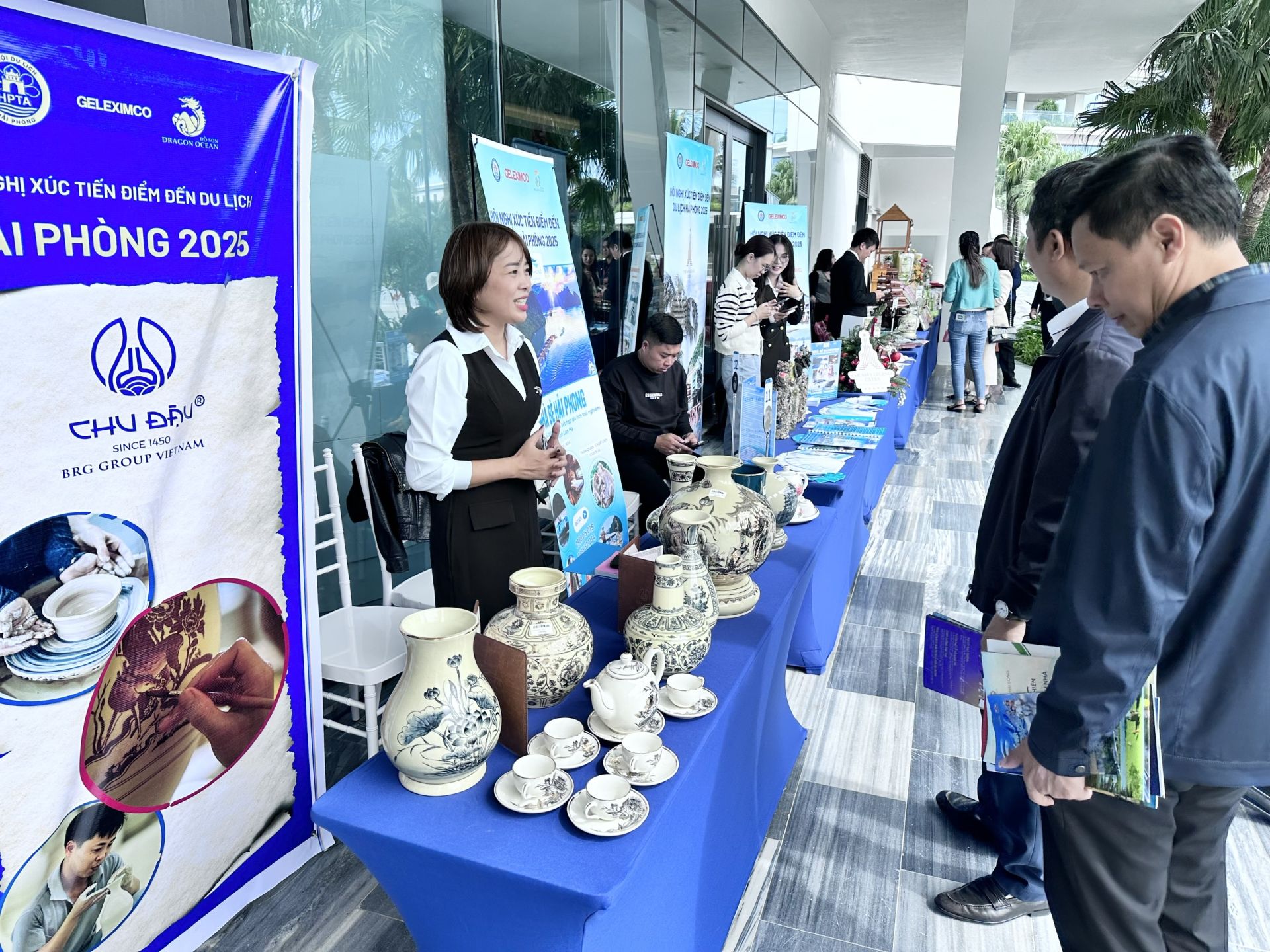 Đại biểu tham quan khu trưng bày trong khuôn khổ hội nghị. Đại biểu tham quan khu trưng bày trong khuôn khổ hội nghị.