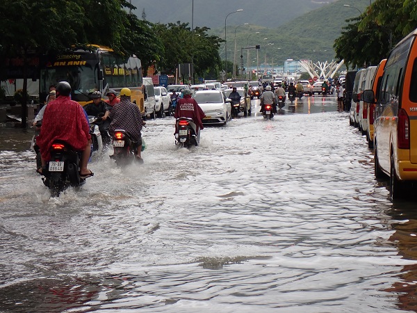 Đường Tố Hữu đoạn qua khu Tòa nhà VCN