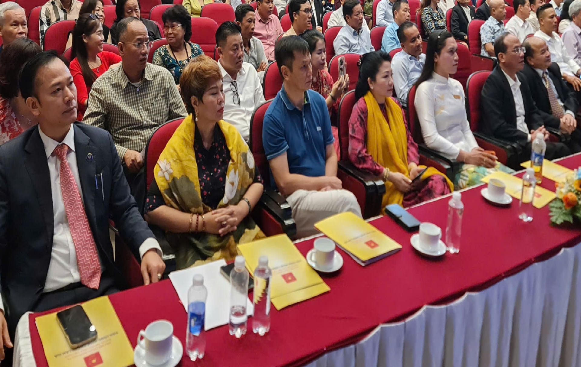 Các đại biểu tham dự buổi lễ