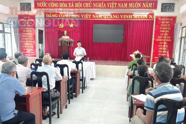 Ông Nguyễn Văn Lý, Phó Chủ tịch UBND phường Liên Chiểu tuyên truyền pháp luật cho các hộ nuôi trâu, bò thả rong.