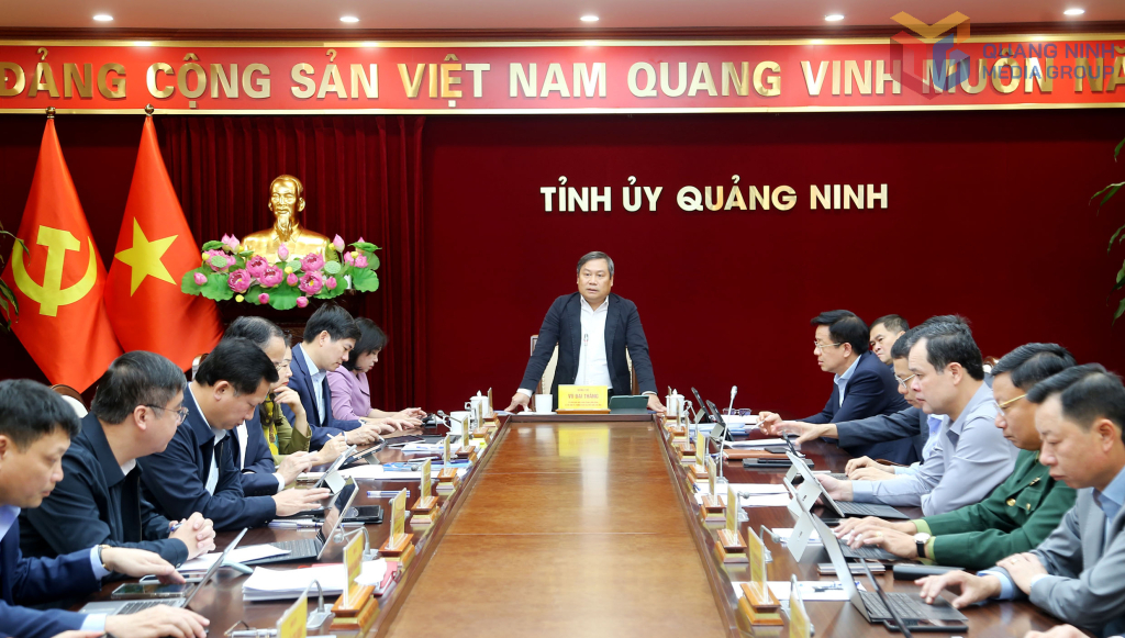 Ông Vũ Đại Thắng, Ủy viên Trung ương Đảng, Bí thư Tỉnh ủy, Trưởng Đoàn ĐBQH tỉnh Quảng Ninh, phát biểu tại hội nghị.