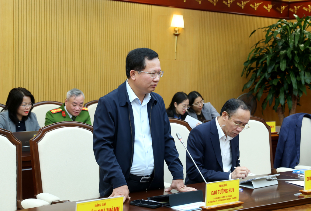 Ông Cao Tường Huy, Bí thư Đảng ủy đặc khu Vân Đồn, phát biểu tại hội nghị.