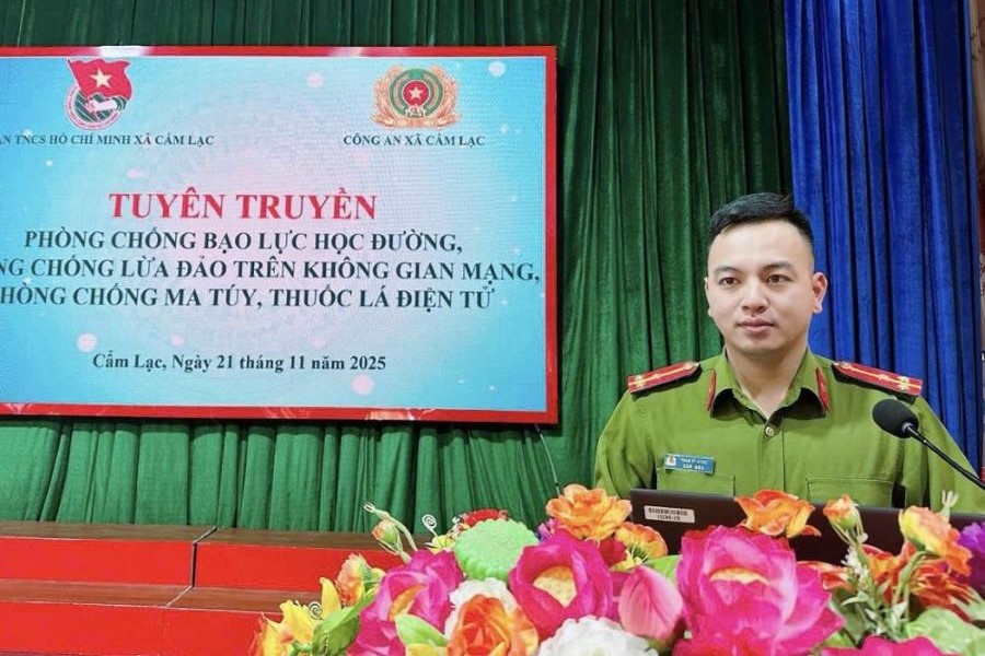 Lực lượng C&ocirc;ng an x&atilde; tuy&ecirc;n truyền c&aacute;c kiến thức ph&aacute;p luật cho c&aacute;c đo&agrave;n vi&ecirc;n thanh ni&ecirc;n.