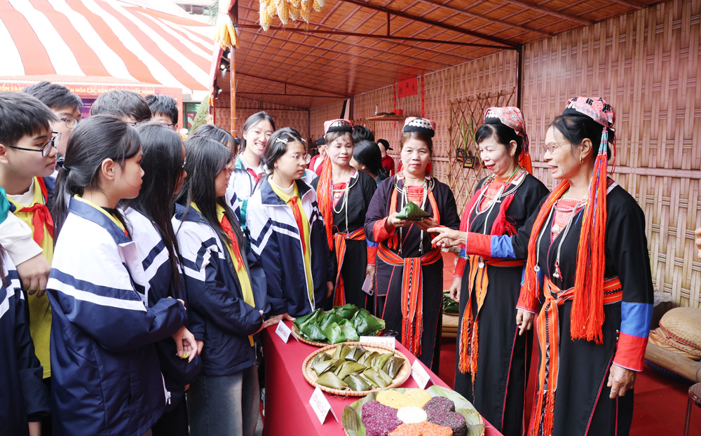 Đồng b&agrave;o d&acirc;n tộc thiểu số giới thiệu c&aacute;c loại b&aacute;nh đặc sản.