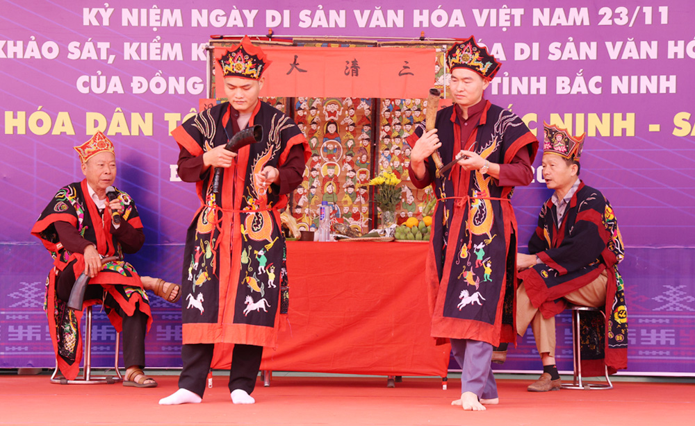 Đồng b&agrave;o S&aacute;n D&igrave;u tr&igrave;nh diễn nghi lễ cấp sắc.