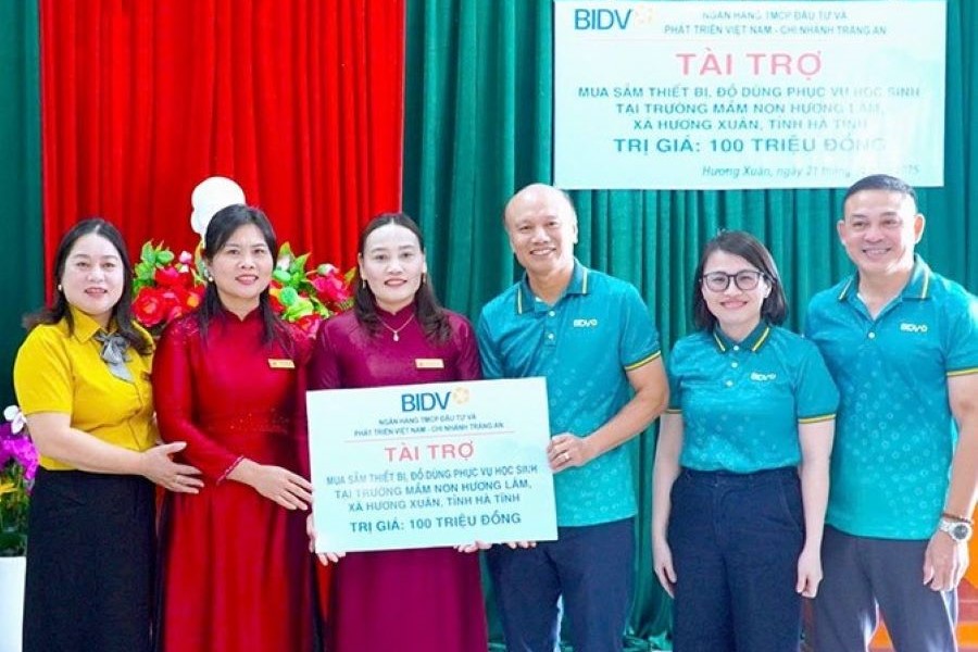 Hai ngân hàng Hà Nội hỗ trợ người dân, trường học vùng núi Hà Tĩnh gần 250 triệu đồng