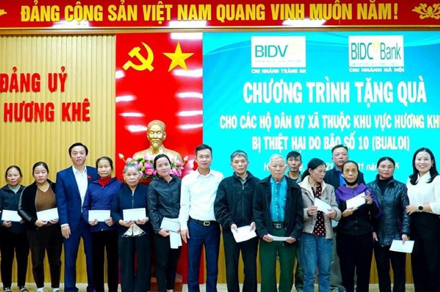 Đơn vị tài trợ trao quà cho các hộ dân.