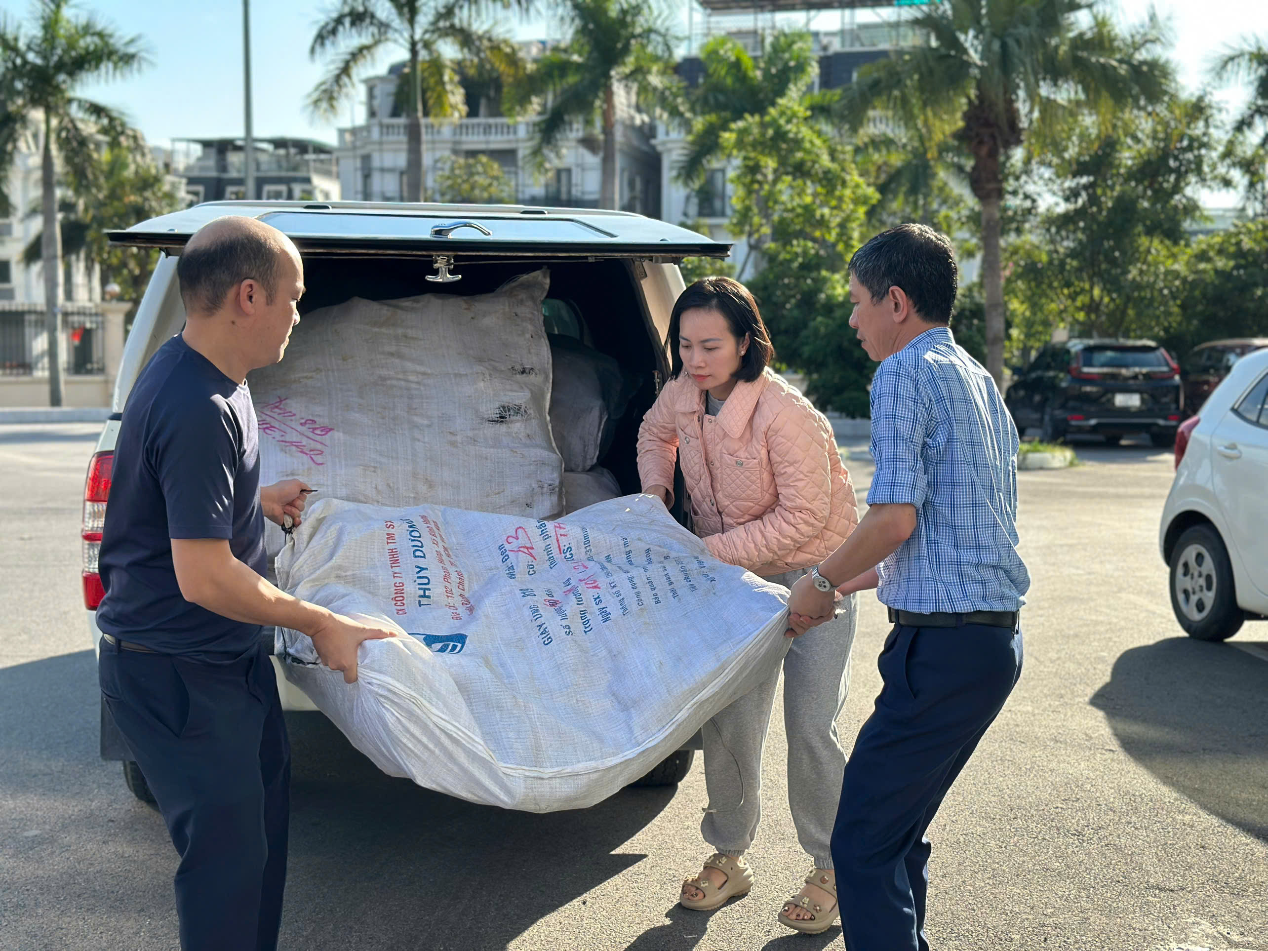 Ngành Y tế Quảng Ninh huy động vật tư y tế quy mô lớn nhất từ trước đến nay để kịp thời chi viện cho địa phương tỉnh bạn.