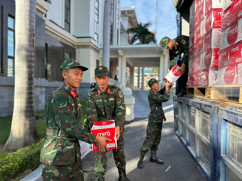 Cán bộ chiến sĩ LLVT tỉnh Quảng Ninh vận chuyển hàng hoá, nhu cấu thiết yếu... lên chuyến hàng hỗ trợ đợt I vào tỉnh Lâm Đồng. Cán bộ chiến sĩ LLVT tỉnh Quảng Ninh vận chuyển hàng hoá, nhu cấu thiết yếu... lên chuyến hàng hỗ trợ đợt I vào tỉnh Lâm Đồng.