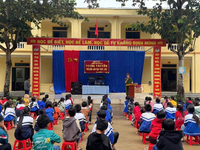Công an xã Na Loi đưa pháp luật vào trường học, học sinh vùng cao hưởng ứng tích cực.