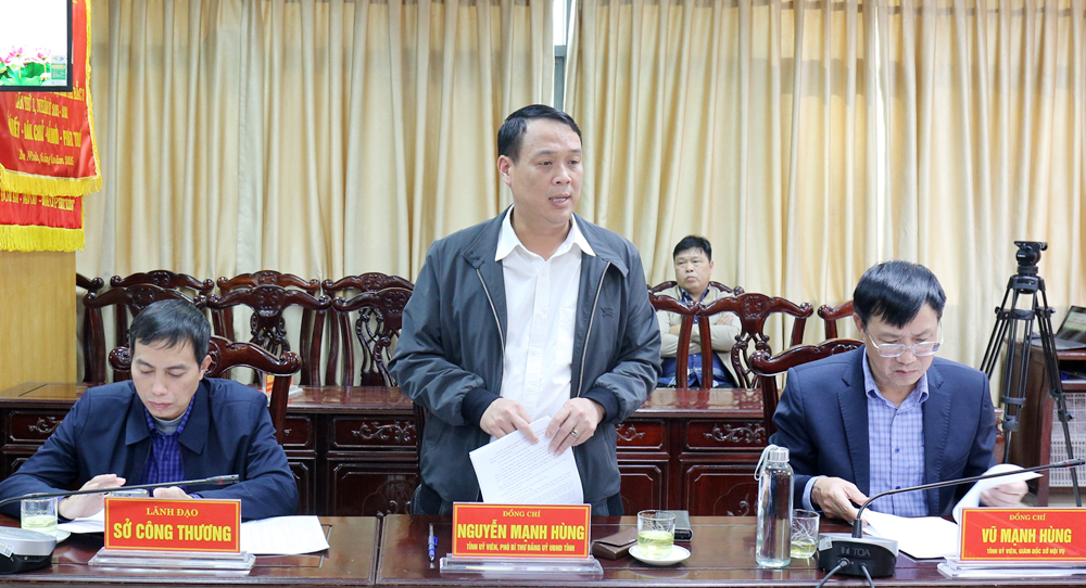 Đồng ch&iacute; Nguyễn Mạnh H&ugrave;ng, Tỉnh ủy vi&ecirc;n, Ph&oacute; B&iacute; thư Đảng ủy UBND tỉnh ph&aacute;t biểu tại hội nghị.