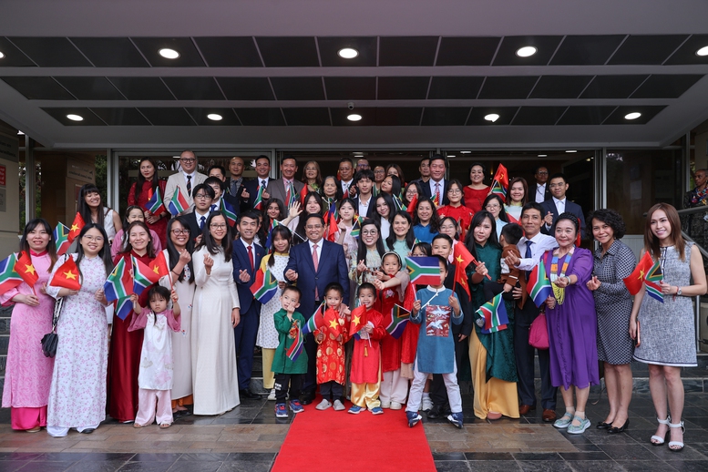 Thủ tướng Phạm Minh Ch&iacute;nh c&ugrave;ng Phu nh&acirc;n L&ecirc; Thị B&iacute;ch Tr&acirc;n v&agrave; c&aacute;n bộ, nh&acirc;n vi&ecirc;n Đại sứ qu&aacute;n v&agrave; cộng đồng người Việt Nam tại Nam Phi - Ảnh: VGP/Nhật Bắc