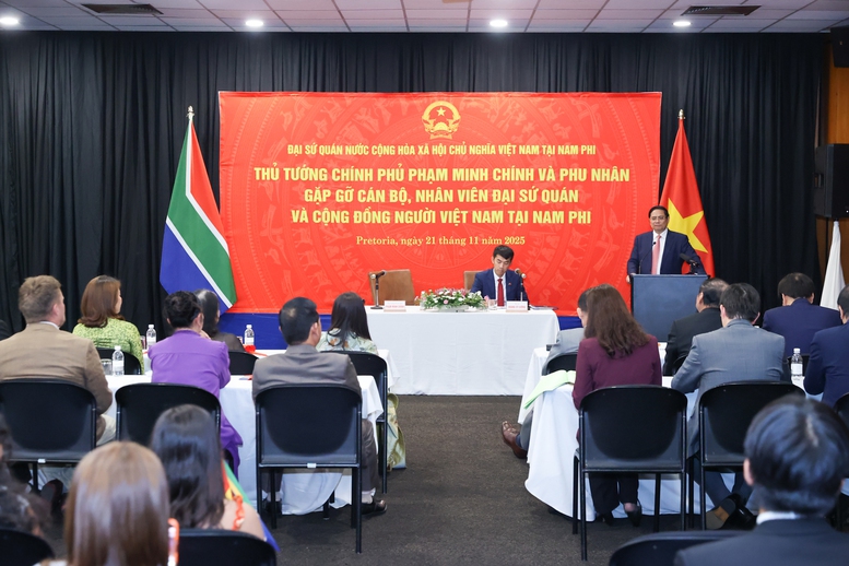 Thủ tướng Phạm Minh Ch&iacute;nh ph&aacute;t biểu tại cuộc gặp gỡ c&aacute;n bộ, nh&acirc;n vi&ecirc;n Đại sứ qu&aacute;n v&agrave; cộng đồng người Việt Nam tại Nam Phi - Ảnh: VGP/Nhật Bắc