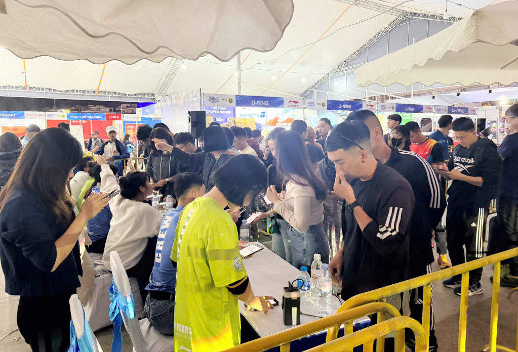 Các vận động viên nhận bib chạy. Các vận động viên nhận bib chạy.