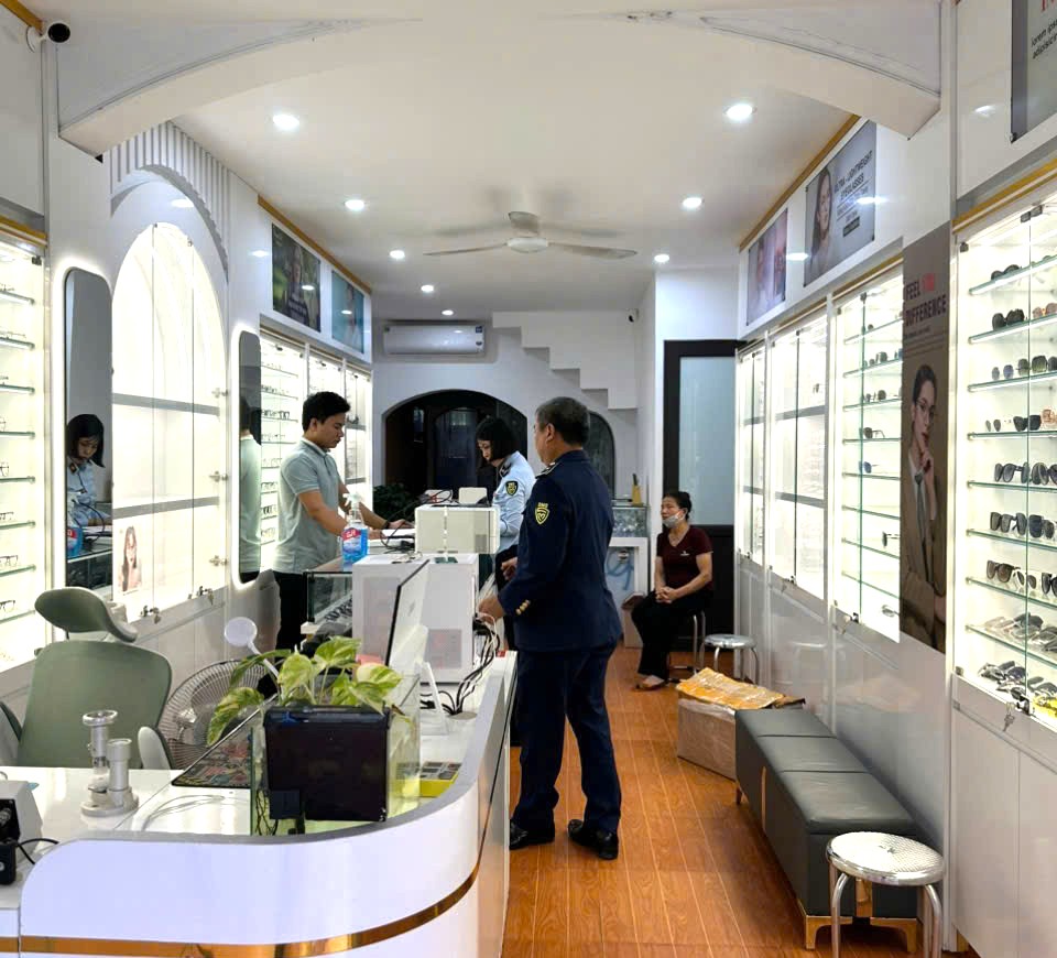 Lực lượng chức năng kiểm tra cơ sở kinh doanh