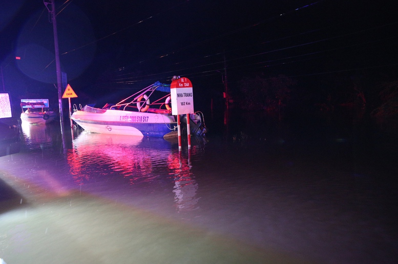 Dù trời mưa không to, song vẫn còn rất nhiều điểm, khu dân cư dọc theo tuyến quốc lộ 1A và nhiều đoạn đường liên tỉnh trên địa bàn tỉnh Đắk Lắk bị ngập sâu trong nước - Ảnh: VGP/Nguyễn Hoàng
