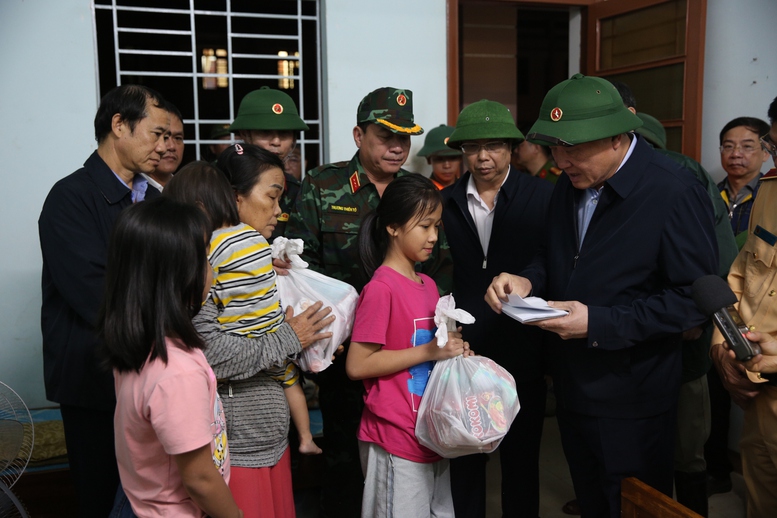 Phó Thủ tướng Thường trực Chính phủ Nguyễn Hòa Bình thăm hỏi, động viên, tặng quà người dân bị ảnh hưởng- Ảnh: VGP/Nguyễn Hoàng